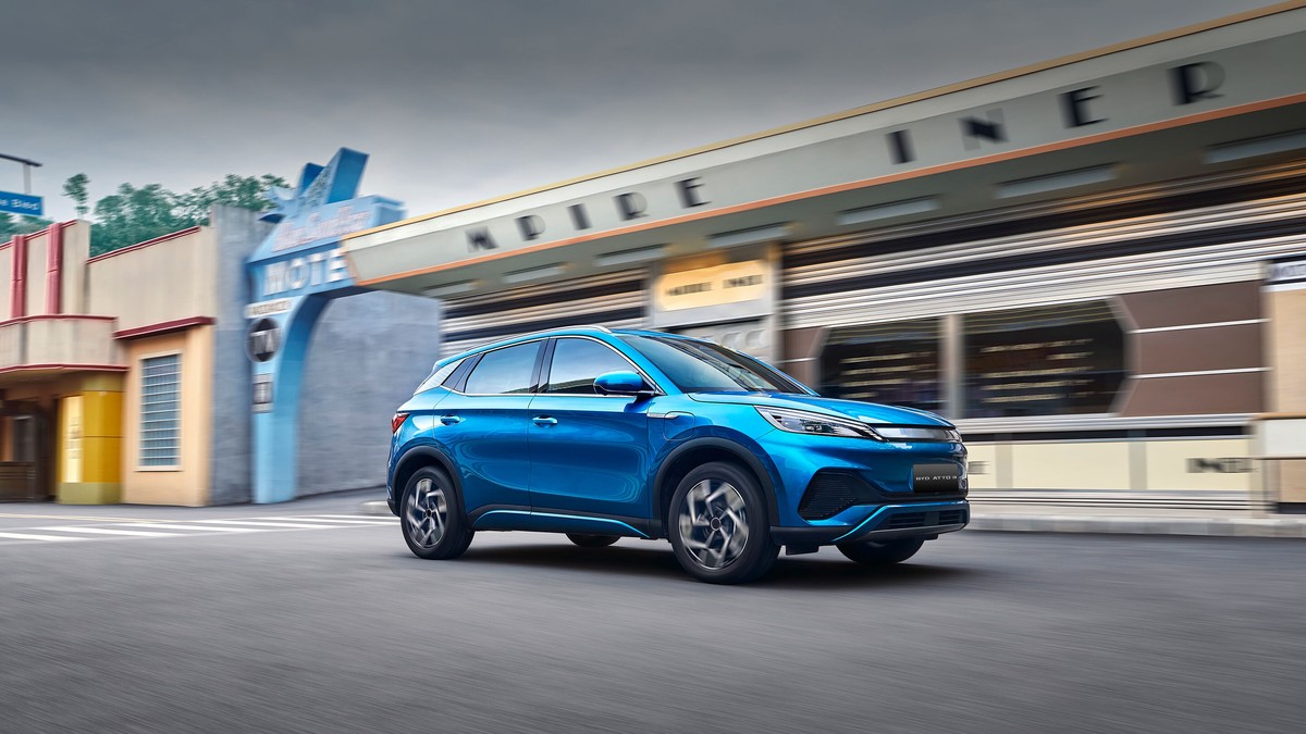 BYD 아토3 실내 15.6인치 회전형 스크린